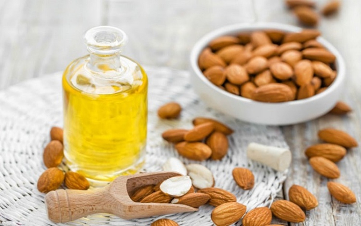 Dầu hạnh nhân chứa nhiều thành phần cần thiết cho tóc như omega-3, phospholipid, vitamin E và đặc biệt là magie.
