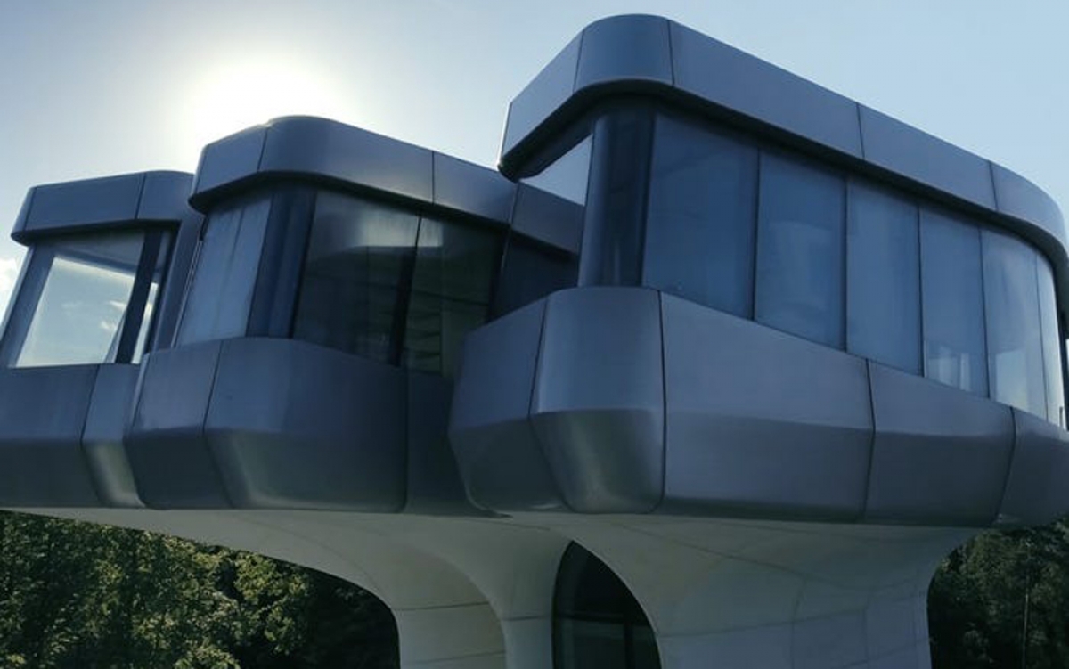 Với diện tích gần 3.400 m2, căn nhà có phòng ngủ chính nằm trên đỉnh một ngọn tháp cao chót vót.