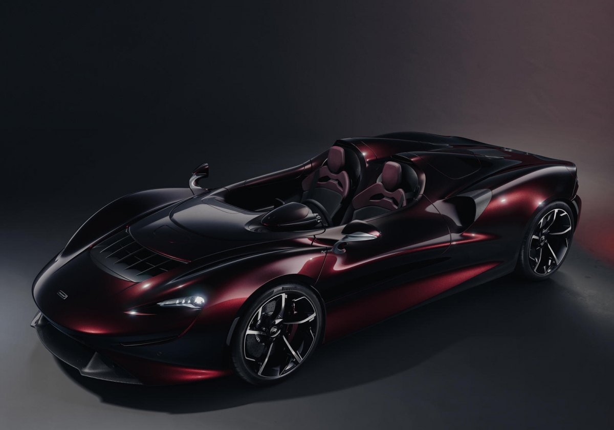 McLaren Elva vẫn được trang bị khối động cơ V8 tăng áp kép, dung tích 4.0 lít quen thuộc, cung cấp cho xe sức mạnh đến 804 mã lực. Sức mạnh này được truyền đến bánh sau của xe thông qua hộp số ly hợp kép 7 cấp. McLaren Elva có thể tăng tốc lên 100 km/h trong chỉ 2,8 giây, đặc biệt hơn, xe có thể đạt 200 km/h trong chỉ 6,7 giây.