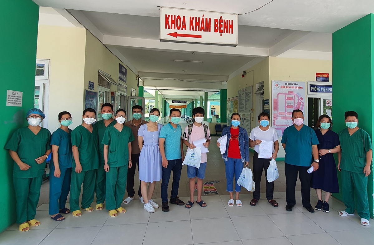 Bệnh viện Phổi chia tay đoàn bác sĩ Nghệ An và 3 bệnh nhân ra viện hôm qua.