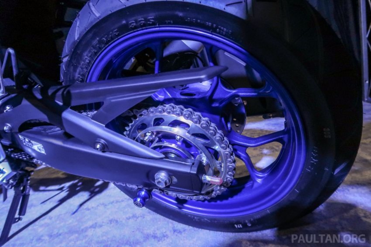 Hệ thống phanh bao gồm một phanh đĩa thủy lực ở cả bánh trước và sau, đi cùng hệ thống ABS 2 kênh tiêu chuẩn.