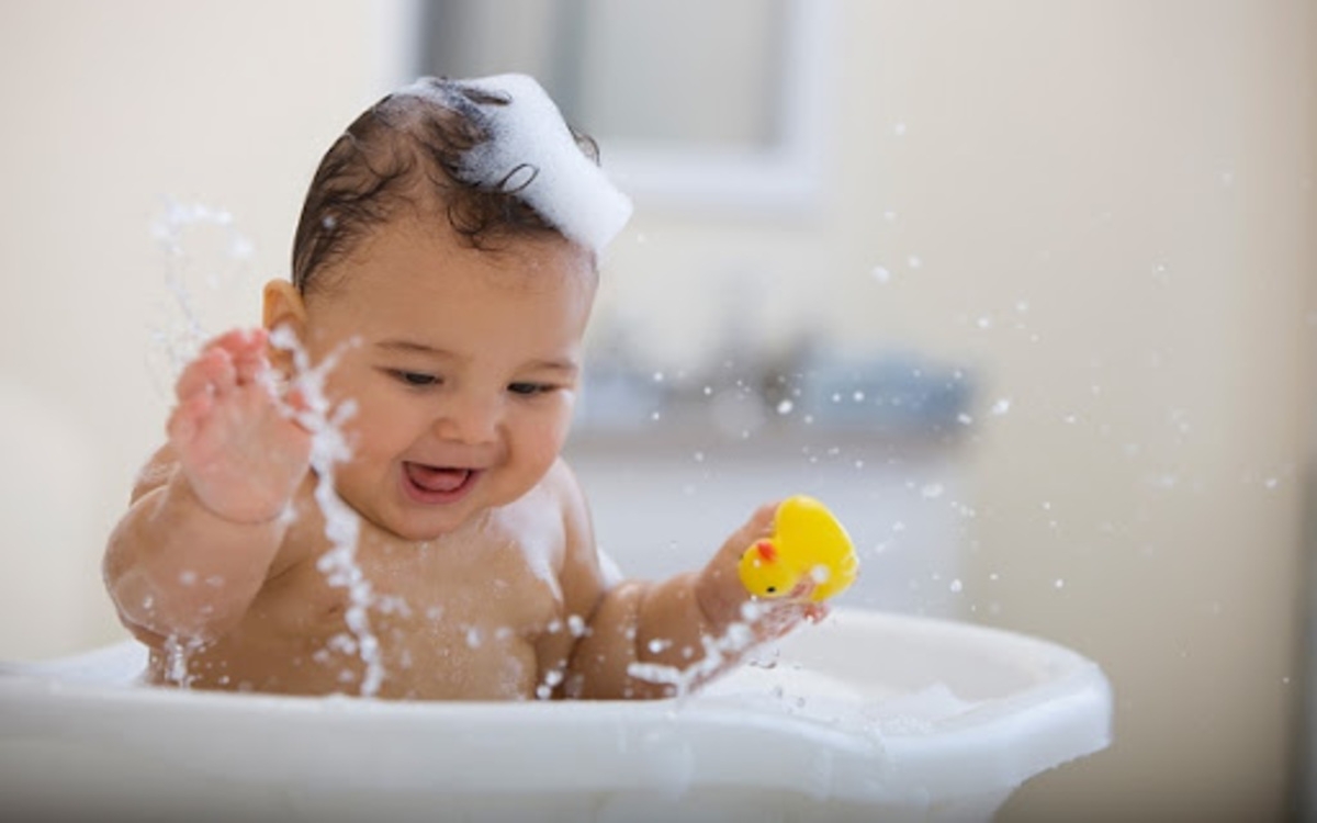 Cùng với việc sử dụng các loại dầu dưỡng tóc tự nhiên kể trên, bạn cũng có thể giúp mái tóc của trẻ tăng trưởng tốt thông qua việc đảm bảo cân đối chế độ ăn uống hằng ngày./.