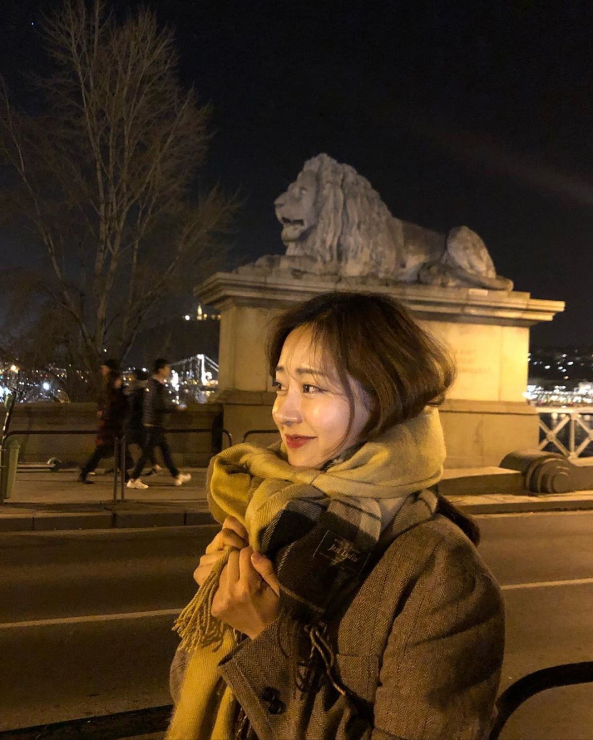 Shin Seulgi chuộng phong cách thời trang thanh lịch với thiết kế áo khoác dáng dài hay blazer. 
