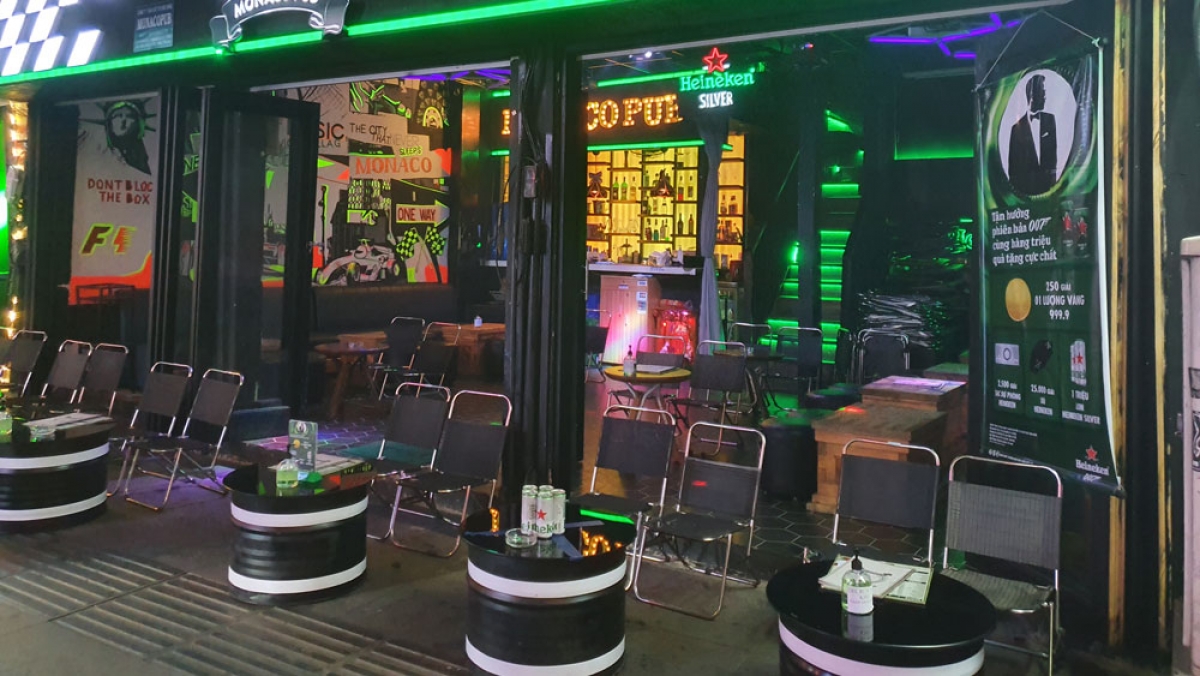 Một quán bar vắng khách nhưng vẫn trang bị nước rửa tay sát khuẩn