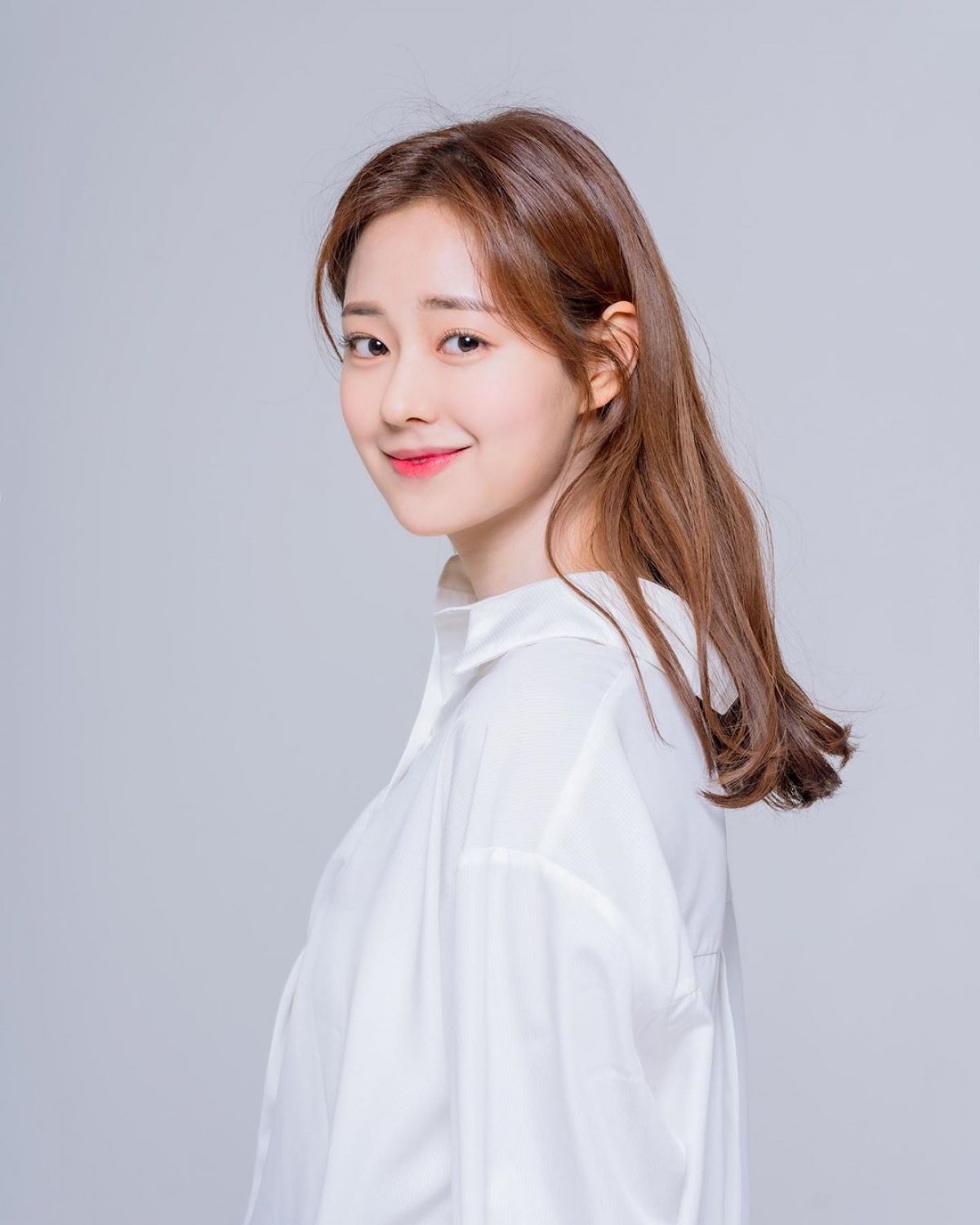 Nhiều người trầm trồ trước vẻ đẹp dịu dàng của Shin Seulgi. Làn da trắng, sống mũi cao thẳng và nụ cười dịu dàng của mỹ nhân xứ Hàn 