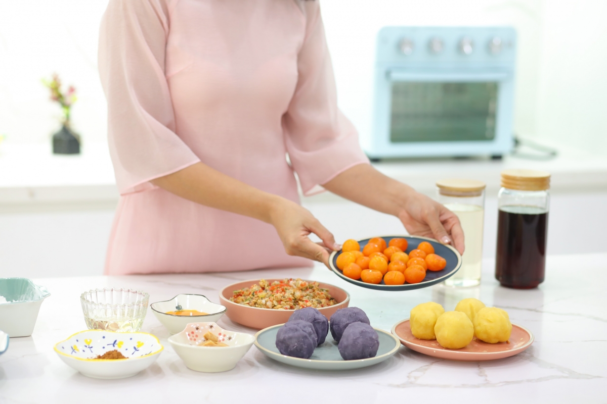 Ngày nhỏ, cô và các chị em trong đại gia đình luôn túm tụm, canh từng phút chờ những mẻ bánh đầu tiên thơm nức mũi. Ngày đó, Trung thu có bánh nướng, bánh dẻo cùng đèn lồng và vài loại quả đơn giản để cả nhà quây quần là đã đủ ấm áp, hạnh phúc.