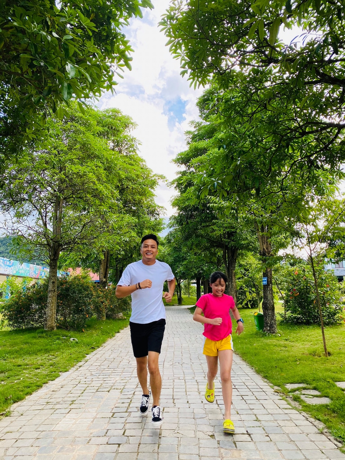 Thấu hiểu vợ, nam diễn viên luôn đứng ra bênh vực vợ trước những chỉ trích khiếm nhã.