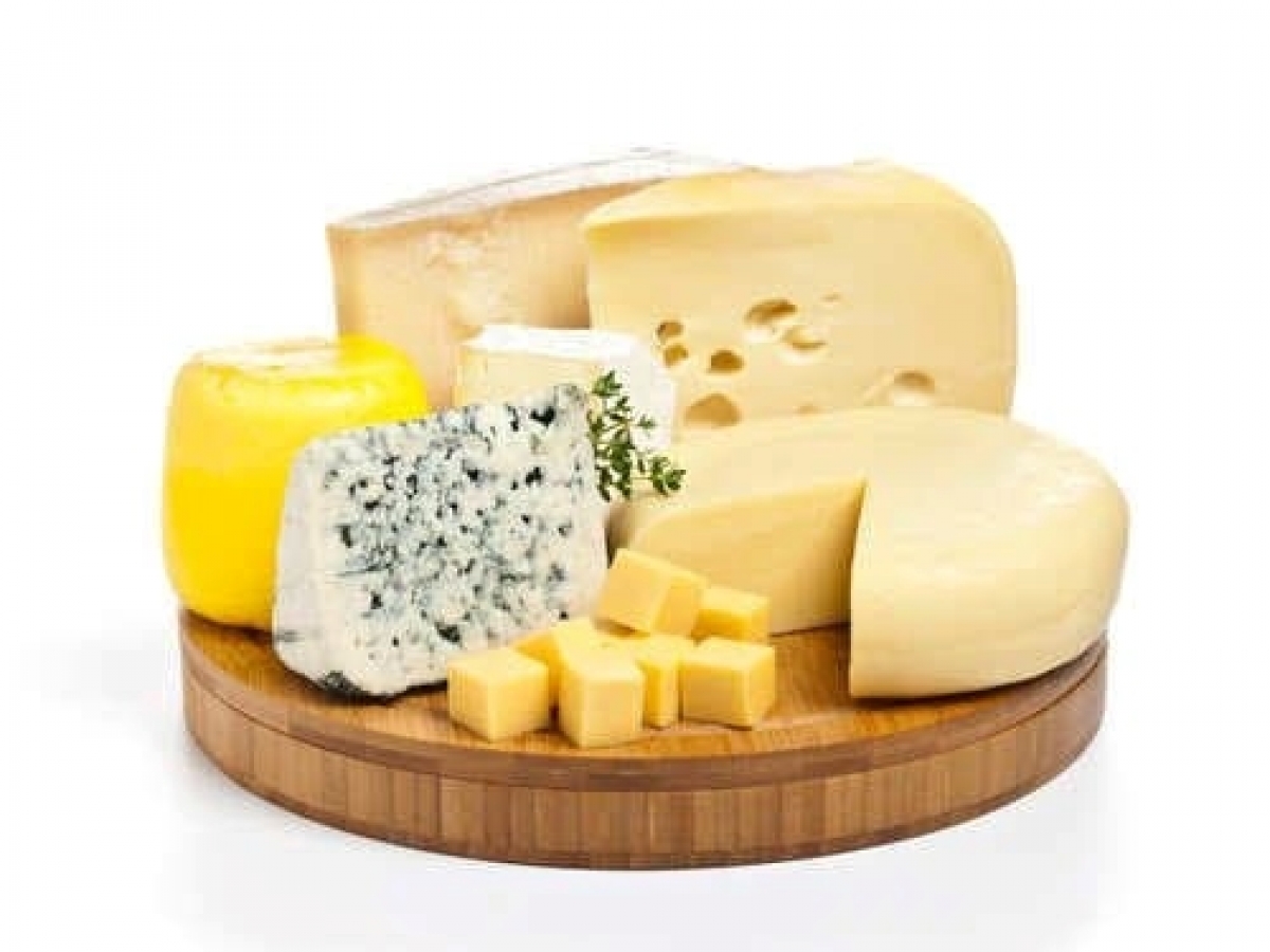 Phô mai có tyramine, chất này làm co và phình mạch máu, dẫn đến những cơn đau đầu dữ dội.