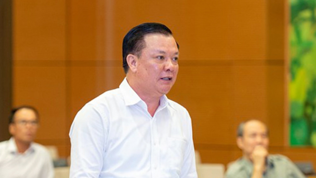 Bộ trưởng Bộ Tài chính Đinh Tiến Dũng báo cáo tại phiên họp Ủy ban Thường vụ Quốc hội