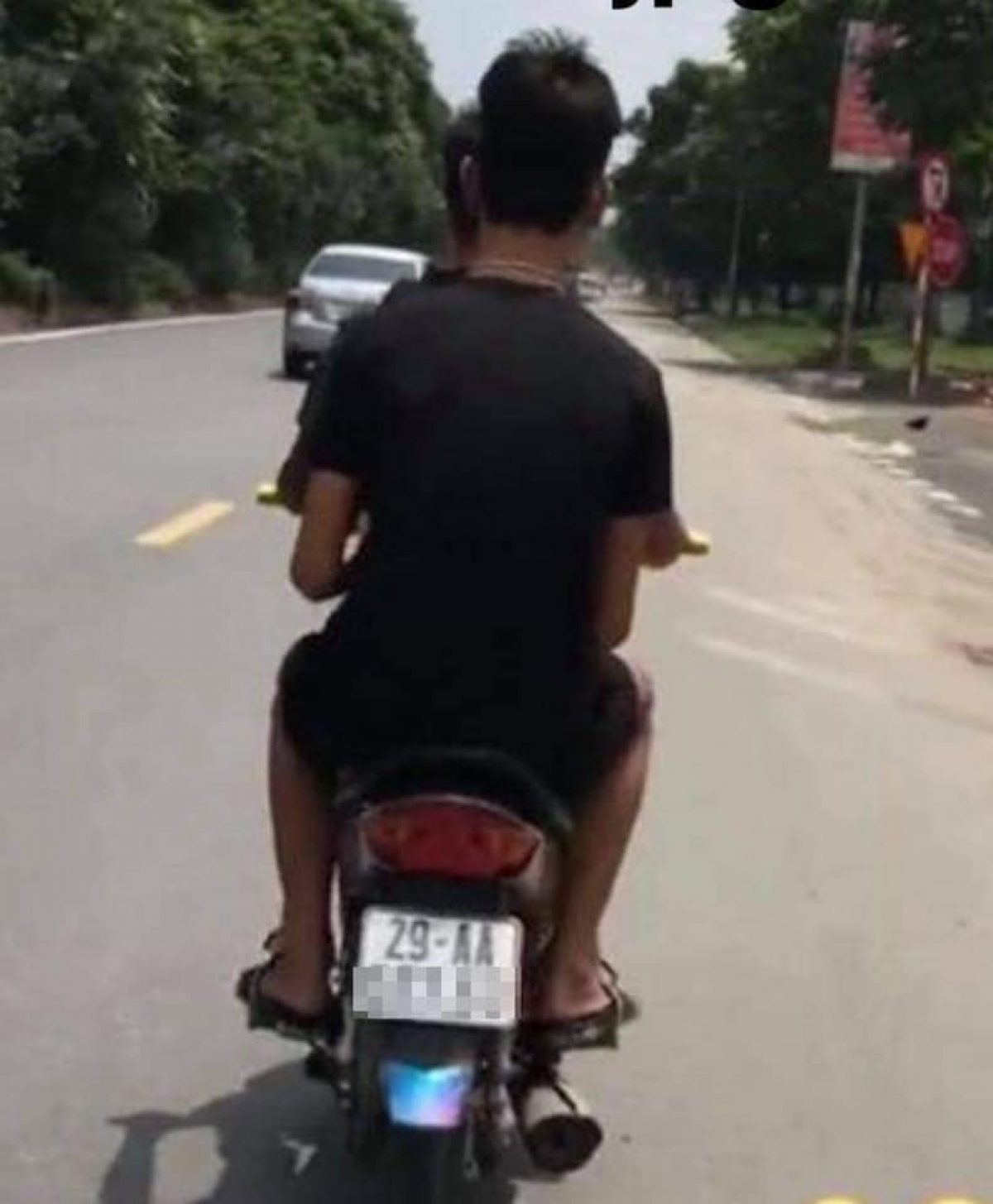 Hai đối tượng được người dân ghi lại