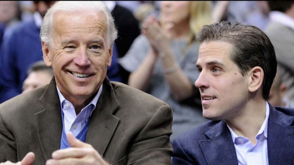Cựu Phó Tổng thống Mỹ Joe Biden (trái) và con trai Hunter Biden. Ảnh: AP