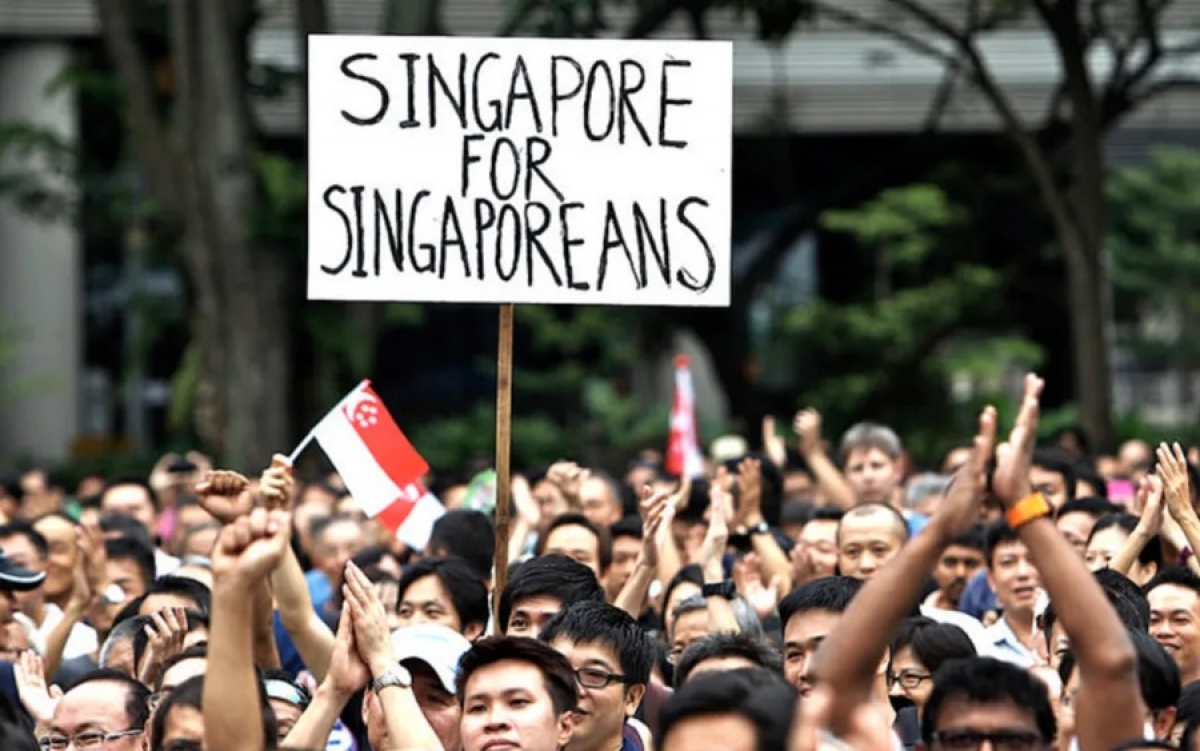 Chủ nghĩa dân tộc Singapore thể hiện ở 1 tấm biển với dòng chữ “Singapore dành cho người Singapore” trong 1 cuộc tập hợp của người dân nước này. Ảnh: Facebook.