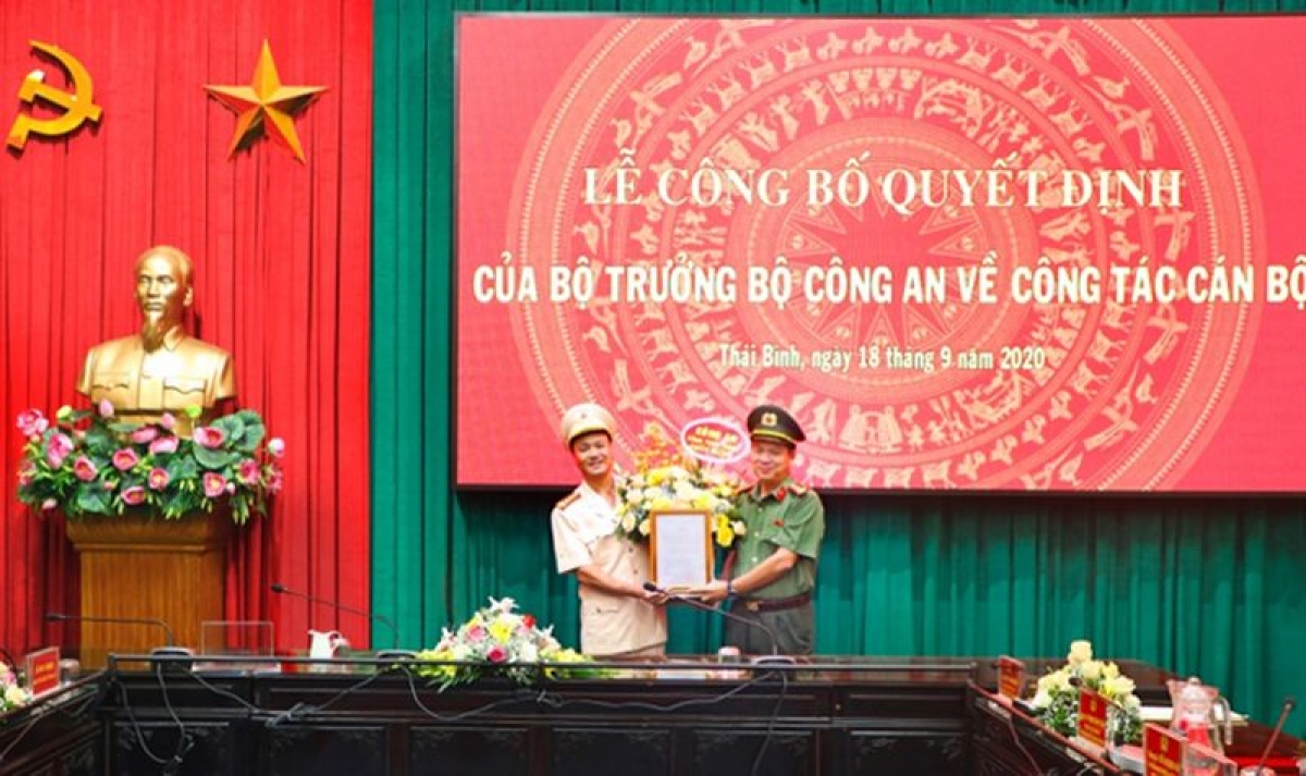 Đại tá Nguyễn Thanh Trường, Giám đốc Công an tỉnh trao Quyết định bổ nhiệm Thượng tá Nguyễn Quốc Vương giữ chức vụ Phó Giám đốc Công an tỉnh Thái Bình.