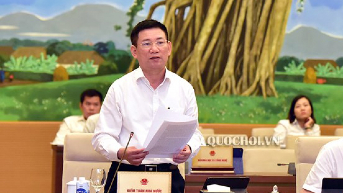 Tổng Kiểm toán Nhà nước Hồ Đức Phớc trình bày báo cáo tại phiên họp