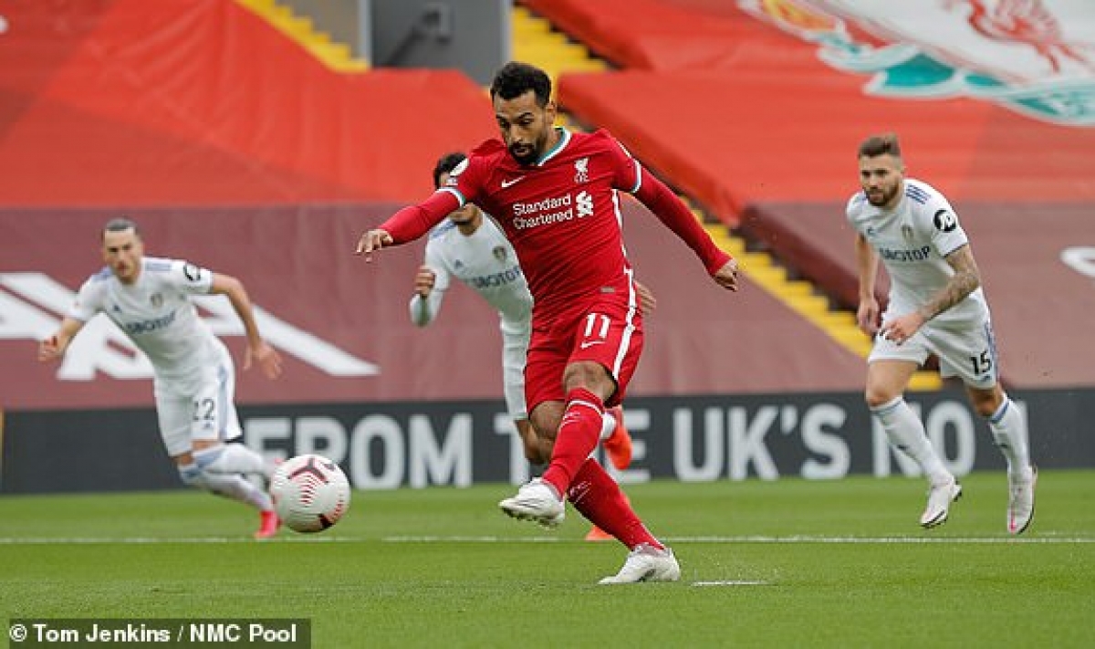 Niềm vui của các cầu thủ Liverpool không kéo dài lâu sau bàn mở tỷ số trên chấm phạt đền của Salah. (Ảnh: NMC Pool).