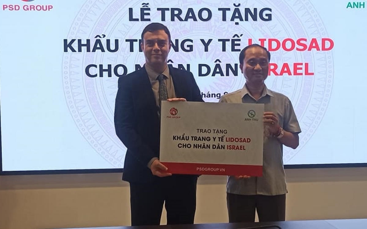 Đại sứ Israel Nadav Eshcar (bìa trái) tiếp nhận khẩu trang từ đối tác Việt Nam. Ảnh: Việt Anh.