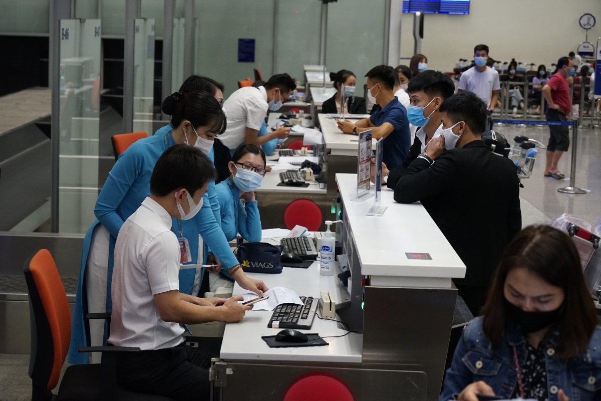 Số lượng hành khách trên chuyến bay là gần 60 người, chủ yếu là các du học sinh, người lao động đến Nhật Bản để tiếp tục học tập, lao động và sinh sống.