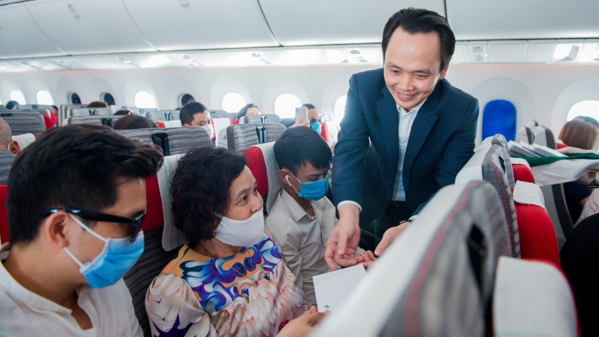 Chủ tịch Bamboo Airways Trịnh Văn Quyết tặng quà cho các hành khách.