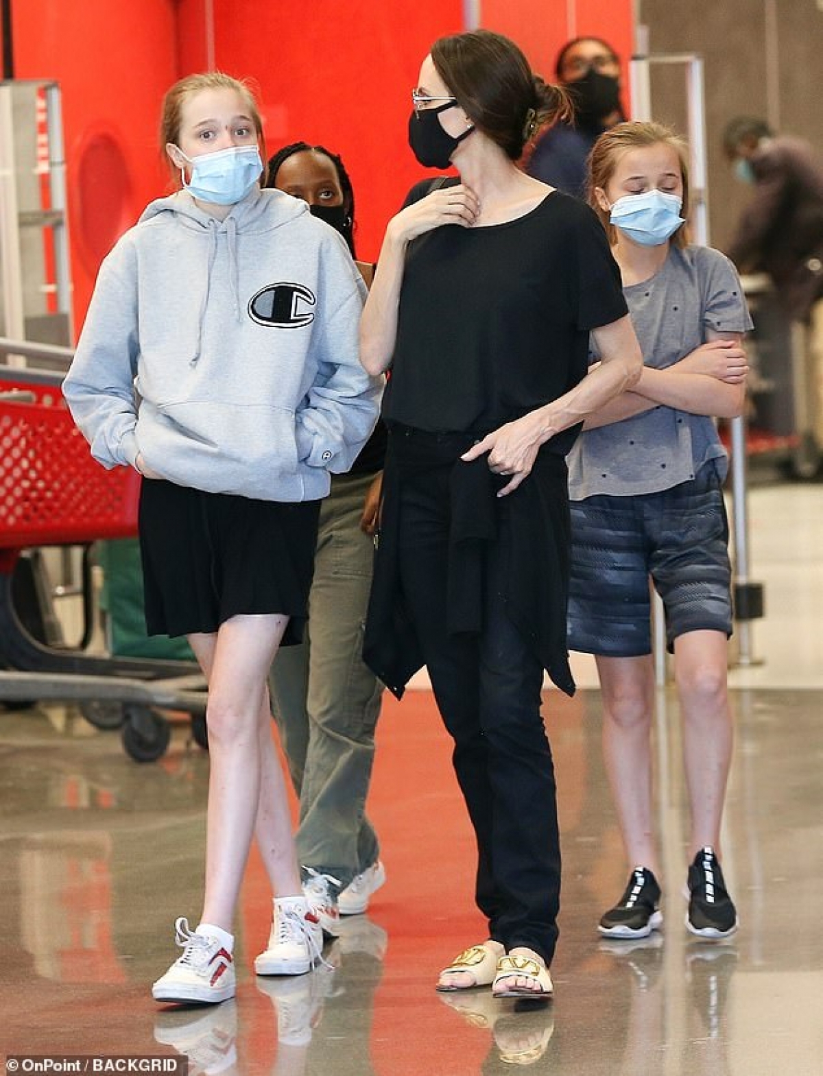 Angelina Jolie đưa các con đi mua sắm trong siêu thị Target ở Hollywood, Mỹ.