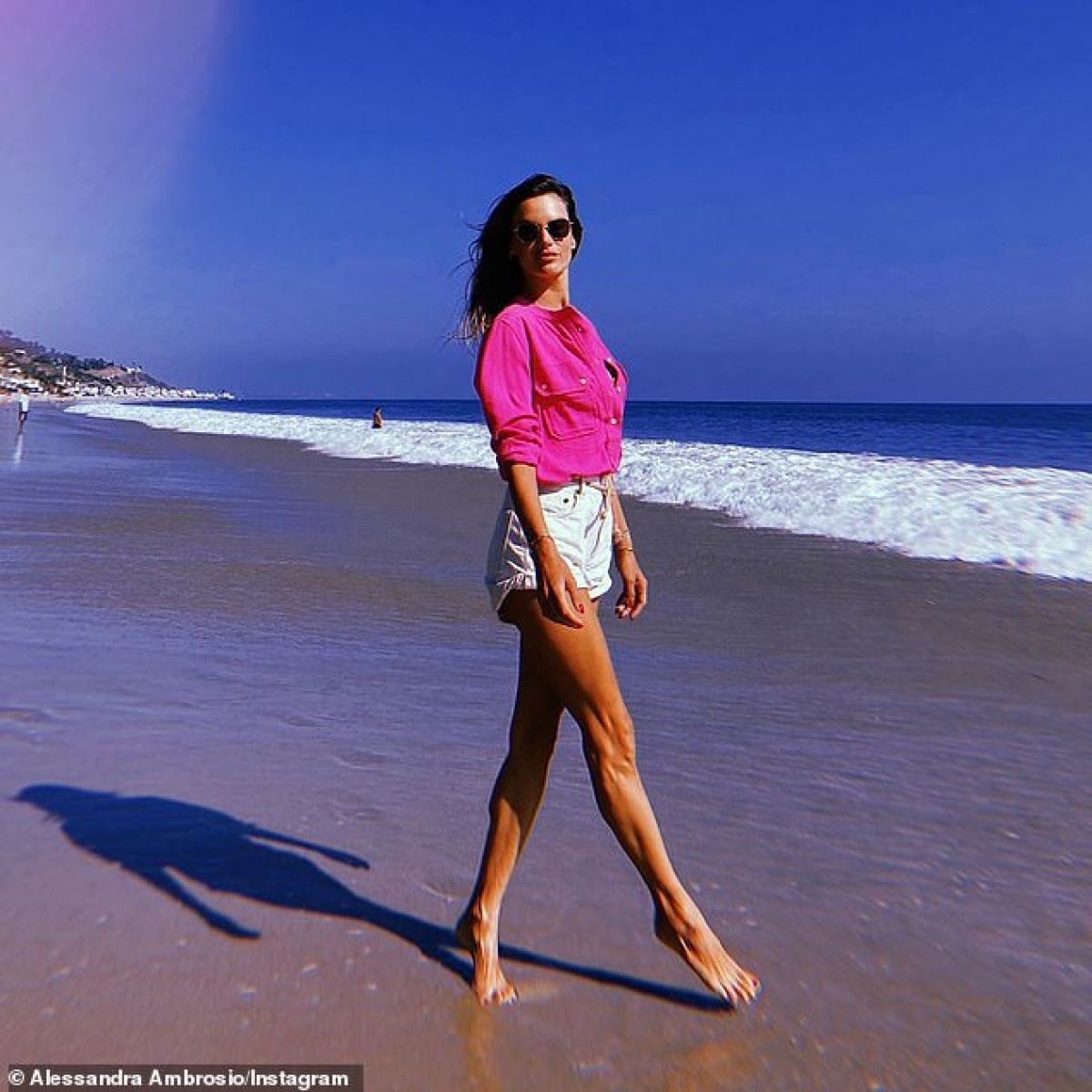 Alessandra Ambrosio cho biết, cô tập luyện thể thao và ăn uống khoa học mỗi ngày để giữ dáng.