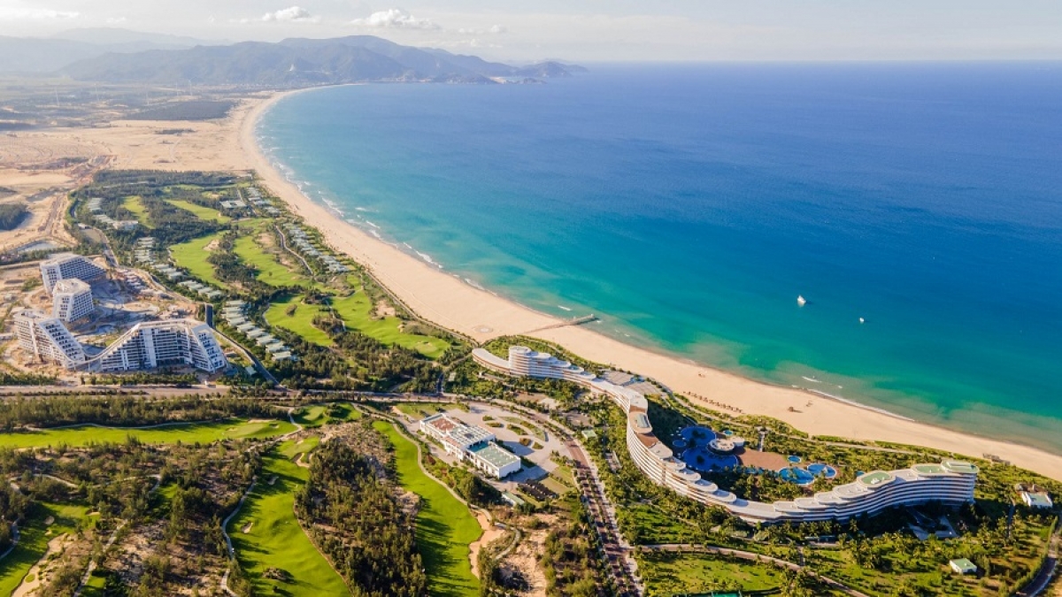 Với sự ra mắt của FLC Grand Hotel Quy Nhon, quần thể FLC Quy Nhơn sẽ sở hữu hai khách sạn tiểu chuẩn 5 sao, công suất khoảng 2.500 phòng