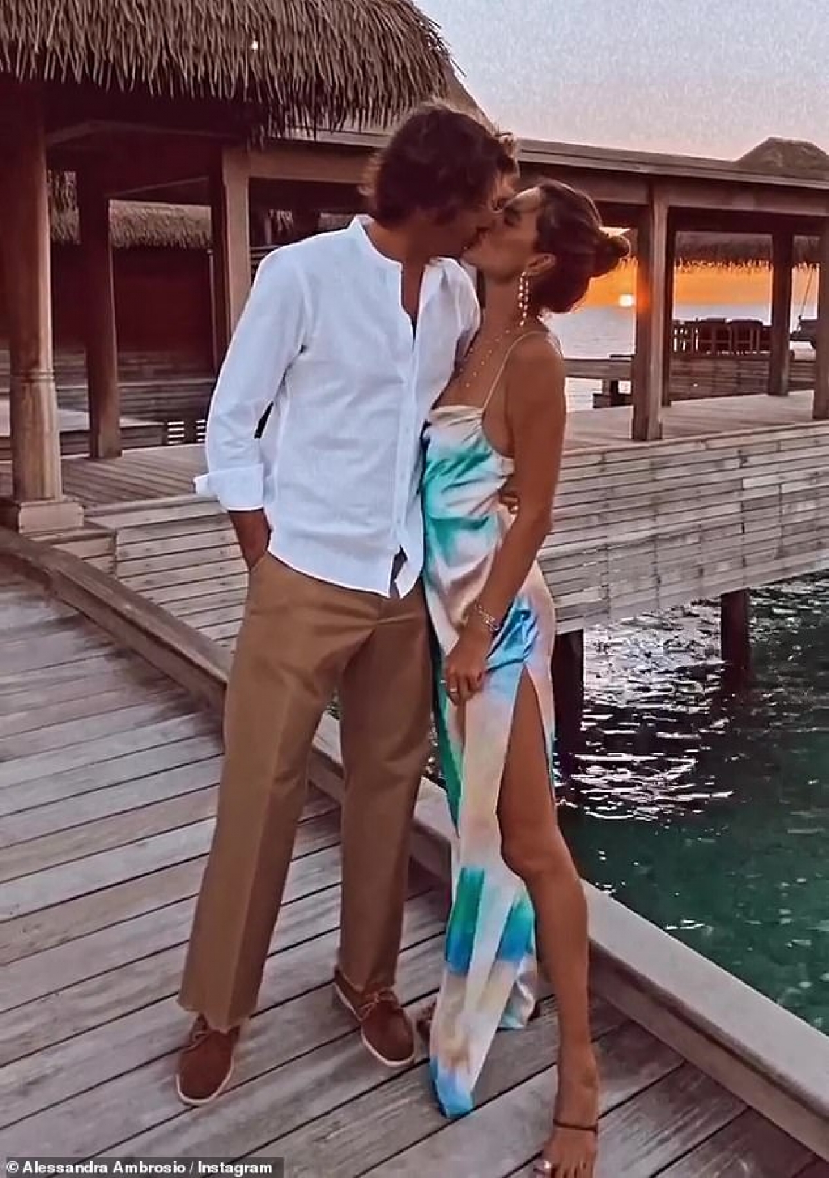 Người đẹp cho biết, bạn trai Nicolo Oddi dù kém tuổi nhưng rất chín chắn, trưởng thành.Anh rất cưng chiều bạn gái và các con riêng của cô.