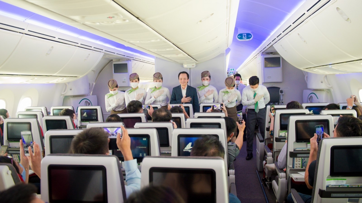 Sự xuất hiện của Chủ tịch Bamboo Airways, ông Trịnh Văn Quyết khiến nhiều hành khách bất ngờ.