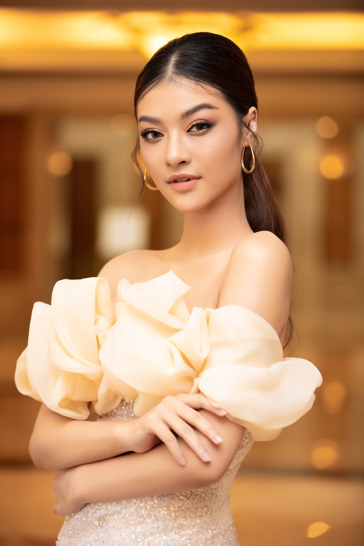 Kế đến là sự xuất hiện của Kiều Loan - nàng Á hậu xinh đẹp và đầy tài năng đang được chú ý tại đấu trường King of Rap. Có thể nói vẻ đẹp đa dạng của cô có thể “cân” mọi phong cách, dù hình ảnh beauty queen lộng lẫy hay là nữ rapper cực ngầu./.