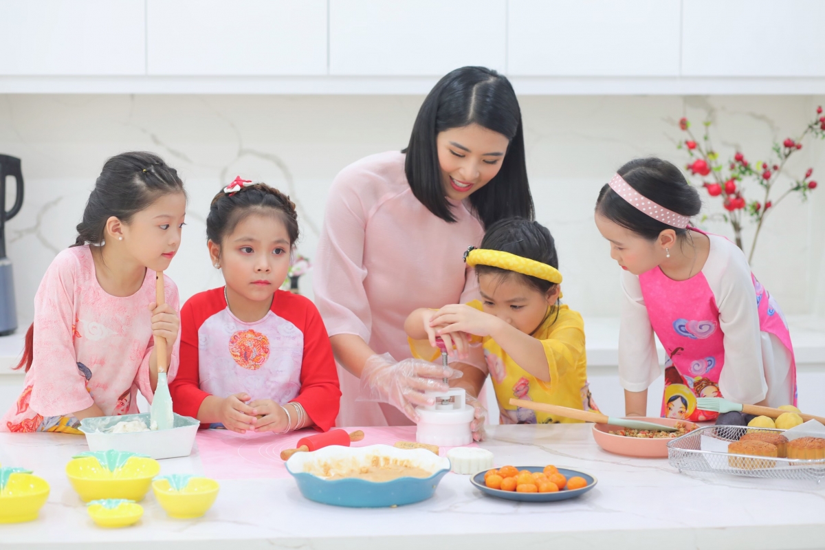 Trước đây Ngọc Hân không có nhiều hứng thú với nấu nướng. Thế nhưng, từ ngày phải ở nhà tránh dịch Covid-19, cô có nhiều thời gian vào bếp, chăm chút cho bữa cơm gia đình đồng thời học nhiều món ăn mới lạ.