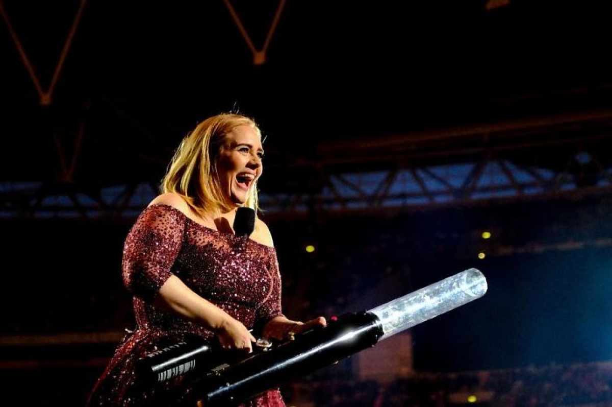 Nhiều người đã quá quen thuộc với hình ảnh "hoạ mi nước Anh'" - Adele sở hữu giọng hát cao vút, nội lực. Cô cũng là một trong những mỹ nhân sở hữu thân hình ngoại cỡ của làng giải trí.
