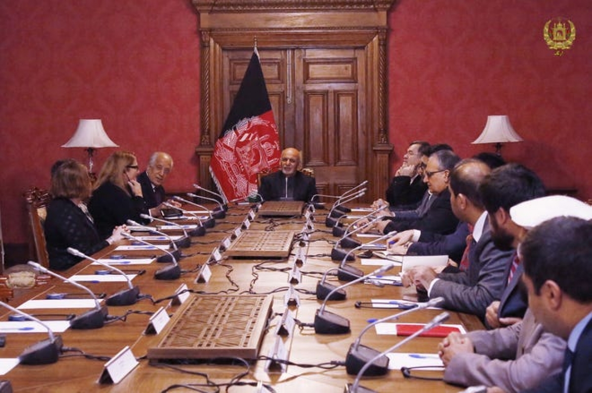 Đặc phái viên Mỹ Zalmay Khalilzad (trái) thông báo với Tổng thống Afghanistan Ashraf Ghani ngày 27/1/2019. Ảnh: EPA