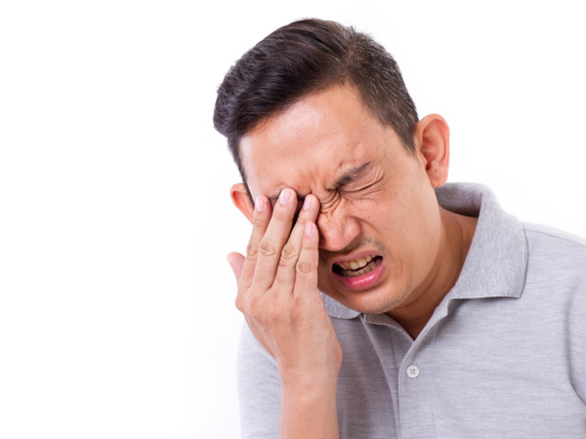 Không dụi mắt khi có vật thể lạ bay vào mắt: Đừng dụi mắt khi bạn cảm thấy có vật thể lạ trong mắt bởi việc dụi mắt có thể gây tổn thương giác mạc nếu vật thể trong mắt là vật cứng hoặc sắc nhọn. Bạn nên dùng nước hoặc thuốc nhỏ mắt để rửa trôi vật thể đó.