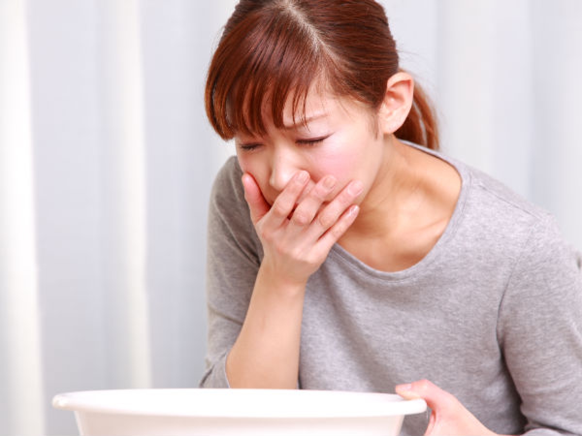 Không kích thích nôn trong trường hợp ngộ độc thực phẩm: Cần tránh móc họng để kích thích bệnh nhân nôn khi chưa rõ nguyên nhân gây ngộ độc. Nếu bệnh nhân bị ngộ độc chất ăn mòn, việc nôn mửa có thể gây bỏng phổi và đường hô hấp, thậm chí khiến chất độc tràn vào phổi và gây tử vong.