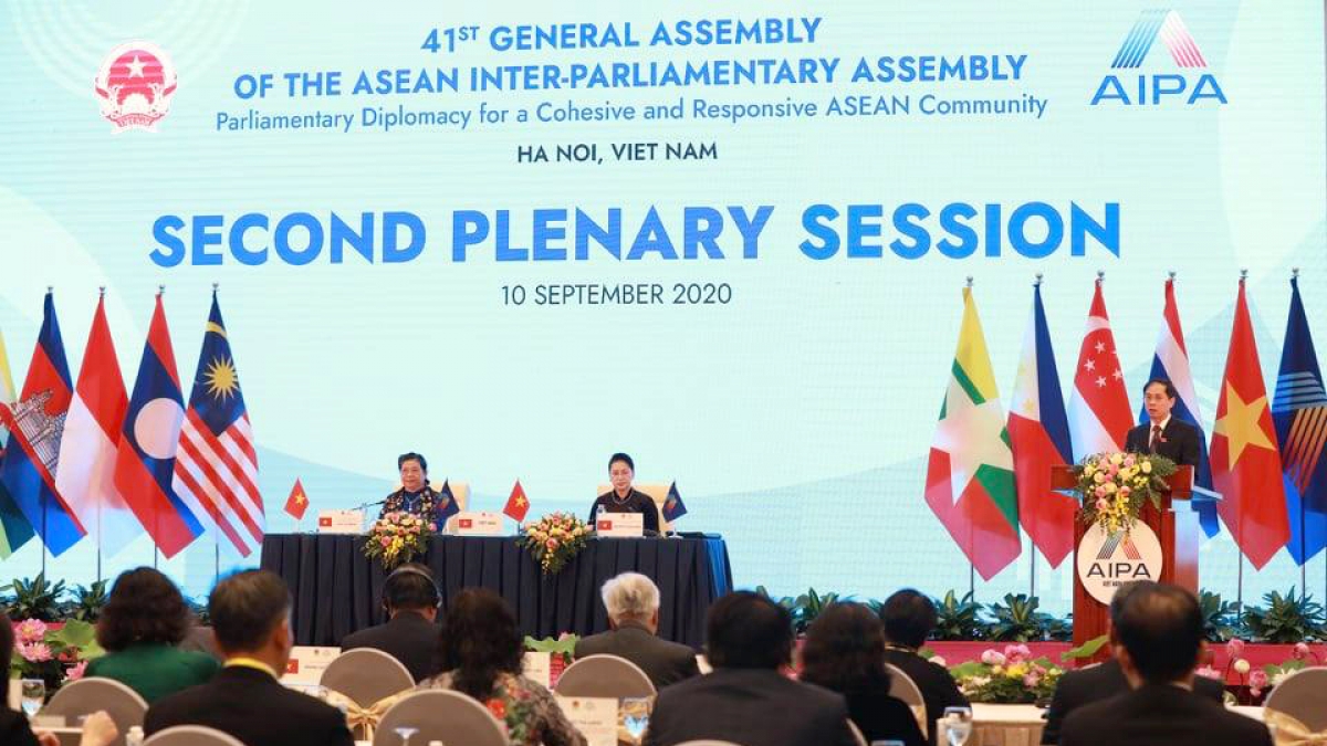 Phiên họp toàn thể AIPA 41 thông qua các báo cáo của các Uỷ ban: Xã hội, Chính trị, Kinh tế, Tổ chức và báo cáo của Hội nghị Nữ nghị sỹ AIPA (WAIPA), Hội nghị không chính thức Nghị sĩ trẻ AIPA.