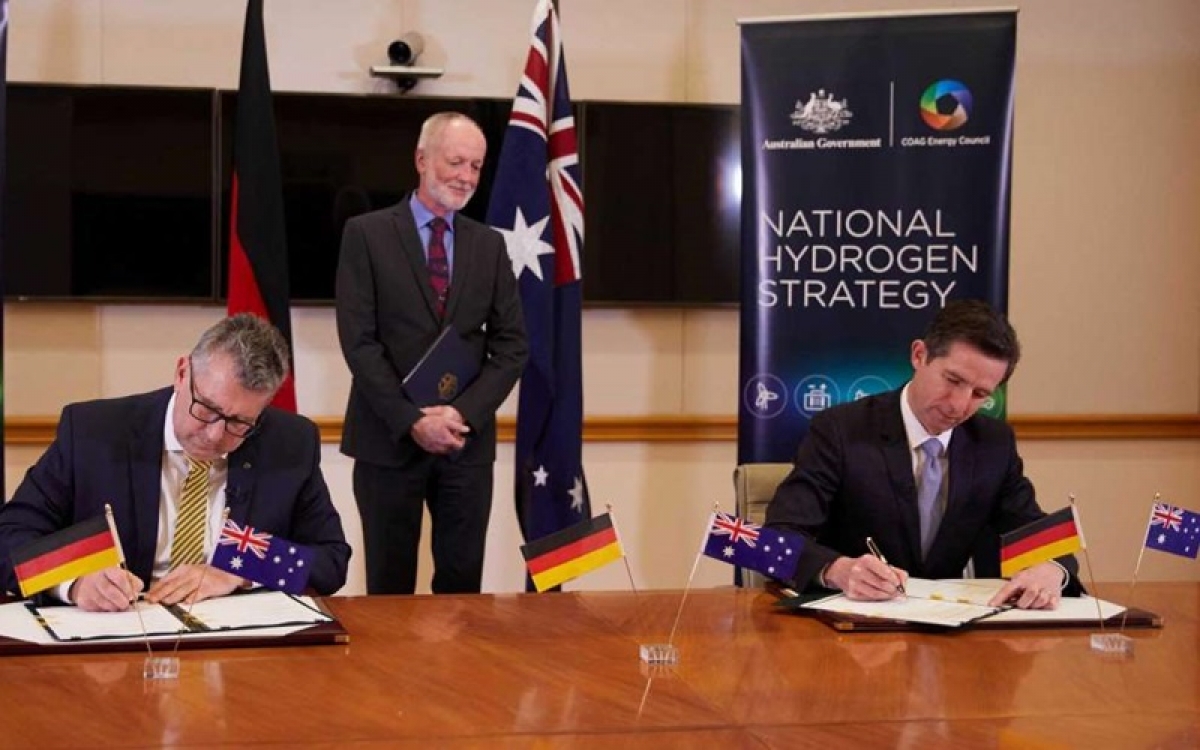 Bộ trưởng Tài nguyên Australia Keith Pitt (trái) và Bộ trưởng Thương mại Australia Simon Birmingham (phải) ký thỏa thuận với Đức. Ảnh: ABC News.