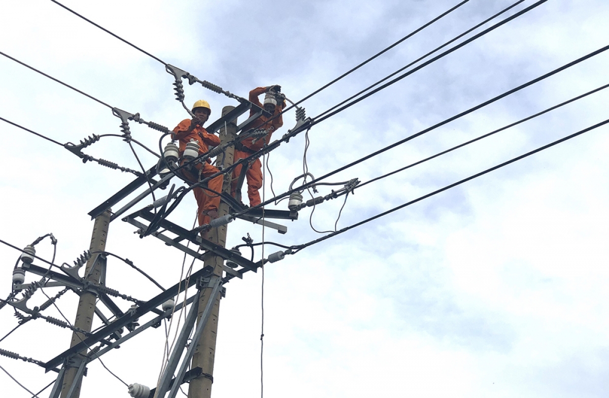 Nhân viên Điện lực đang sửa chữa đường dây.