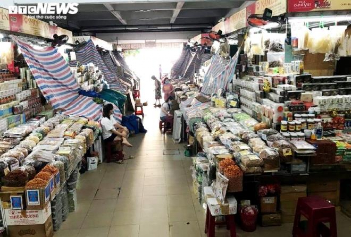Các quầy hàng mở cửa nhưng vắng khách.