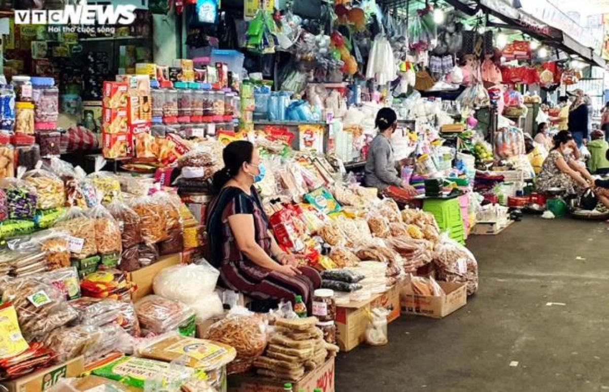 Các quầy hàng ở vị trí mặt tiền của chợ Hàn cũng vắng khách.