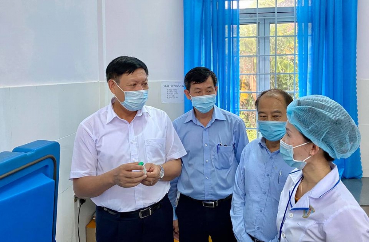 Thứ trưởng Đỗ Xuân Tuyên kiểm tra vaccine bạch hầu tại Trạm y tế xã Đắk Ruồng, huyện Kon Rẫy.