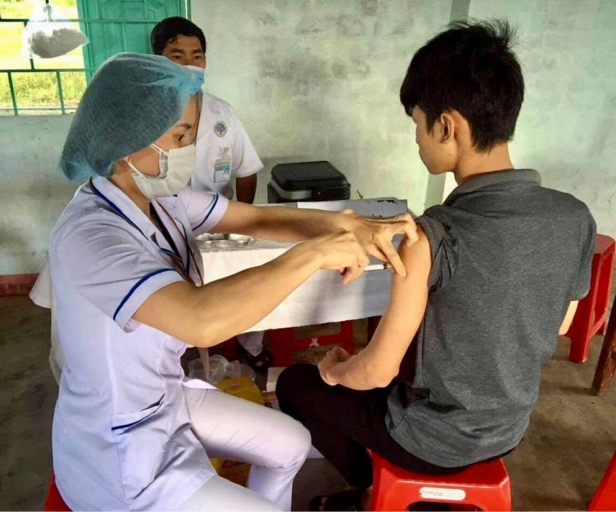 Tiêm chủng vaccine bạch hầu tại một điểm tiêm chủng của xã Đắk Ruồng.
