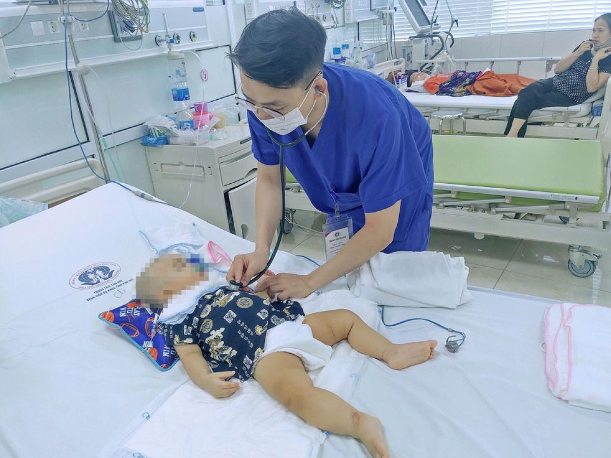 Hình ảnh bệnh nhi được điều trị tích cực tại Bệnh viện Sản Nhi tỉnh Phú Thọ. (Ảnh: BVCC)