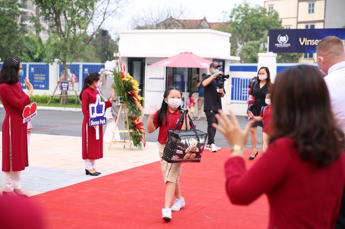 Hòa chung vào không khí khai giảng năm học mới của cả nước, vừa qua, trường THPT Liên cấp Vinschool tại phân khu Sapphire 1 - Vinhomes Ocean Park cũng tổ chức khai giảng khóa đầu tiên. Mỗi ngày đến trường với các bạn nhỏ hứa hẹn sẽ là những ngày ngập tràn hứng khởi với vô vàn hoạt động thú vị và kiến thức hữu ích.