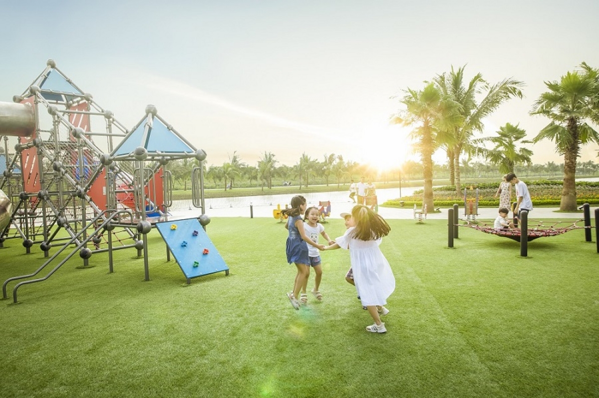 Với mật độ cây xanh và công viên phân bổ rộng khắp trong hệ sinh thái hoàn hảo, thuận tiện kết nối với những tòa căn hộ lân cận trong dự án, các cư dân nhí chắc hẳn sẽ có một tuổi thơ đáng nhớ khi được vui chơi cùng bạn bè, khám phá thiên nhiên đầy kỳ diệu.