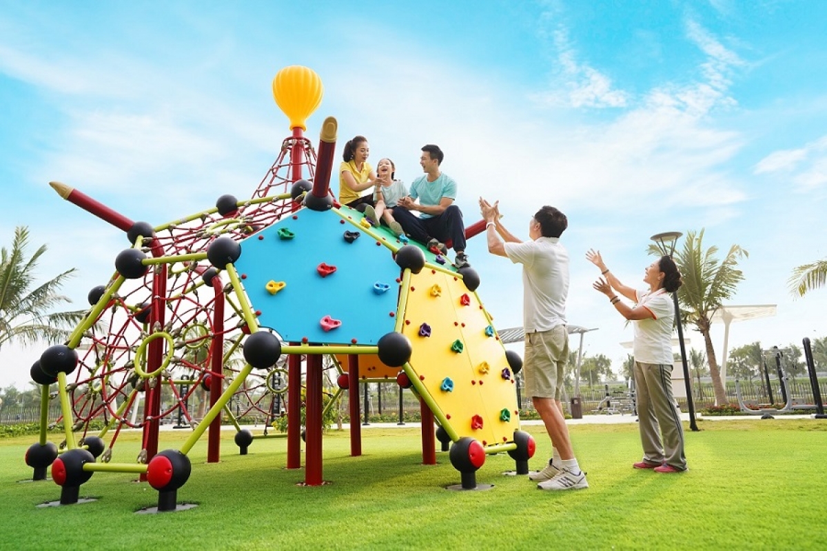 Cuối tuần là khoảng thời gian đầy háo hức với mỗi bé, bởi chỉ vài phút di chuyển, mọi thành viên trong gia đình đã có thể cùng nhau có những phút giây kết nối ý nghĩa khi tham gia các bữa tiệc BBQ hay các hoạt động thể chất, bơi lội. Không ‘gắn chặt’ tuổi thơ với TV, ipad hay thiết bị điện tử khác, những ký ức vui vẻ bên gia đình sẽ dạy con về sự sẻ chia, trân trọng ký ức tươi đẹp.