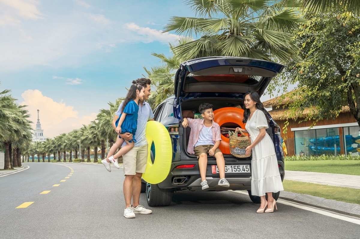 Chỉ mất vài phút di chuyển, các bạn nhỏ và bố mẹ có thể cùng nhau tận hưởng những phút giây gắn kết tại phố Hải Âu – con phố được cư dân bình chọn là phố biển sôi động bậc nhất thành phố biển hồ. Nơi đây sở hữu chuỗi nhà hàng, quán ăn đa dạng cùng cảnh quan thiên nhiên đắt giá. Bố mẹ nhâm nhi tách café, những đứa con vui vẻ tận hưởng ly kem trong không gian lộng gió của biển hồ. Việc tận hưởng những giây phút hạnh phúc trên phố biển ngay tại lòng thủ đô ngỡ chỉ có ở trong mơ nay đã thành hiện thực với cư dân Vinhomes Ocean Park nói chung và cư dân phân khu Sapphire 1 nói riêng.