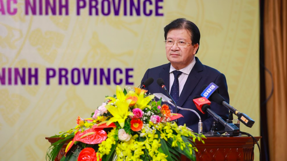 Phó Thủ tướng Chính phủ Trịnh Đình Dũng chúc mừng sự hợp tác ba bên giữa Bộ Công Thương, tỉnh Bắc Ninh và Samsung Việt Nam.