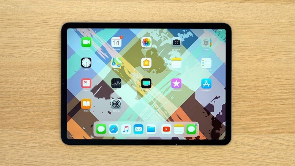 iPad hoặc iPad Air: Nhiều thông tin cho rằng năm nay Apple sẽ ra mắt một mẫu iPad mới, có thể là iPad 10,8 inch thế hệ 8 hoặc iPad Air 4. Thay đổi chính cho mẫu iPad này là ngoại hình. Sản phẩm dự kiến sẽ có thiết kế cạnh vuông và phẳng tương tự iPad Pro. Thay đổi về thiết kế có thể sẽ tác động đến giá bán iPad mới. Nhiều nguồn tin ước đoán mức giá khởi điểm sản phẩm khoảng 649 USD. Chuyên gia Ming-Chi Kuo cho rằng iPad vẫn sẽ có mức giá rẻ hợp lý vì Apple đang có chiến lược giảm mức giá sản phẩm.