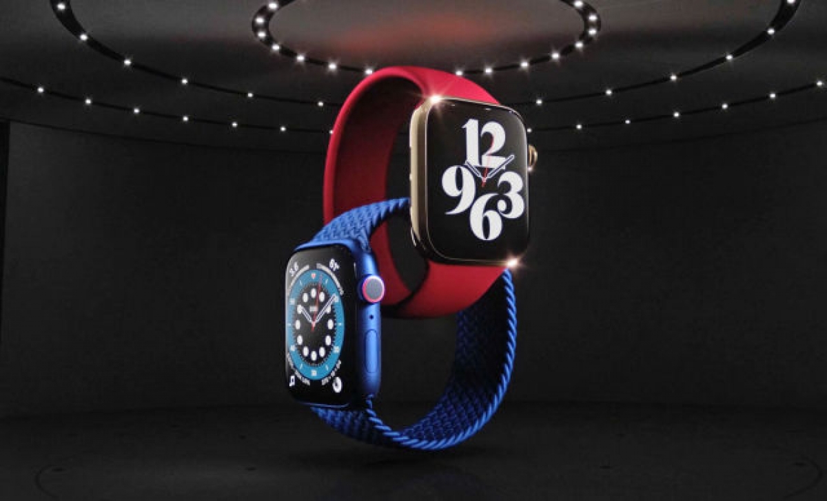 Apple Watch Series 6 đã cho đặt hàng trước và bắt đầu bán ra vào ngày 18/9. Mẫu GPS vỏ nhôm có giá khởi điểm 399 USD cho kích thước 40 mm, 429 USD cho bản 44 mm. Bản GPS và có kết nối di động giá lần lượt là 499 và 529 USD. (Ảnh: Apple)