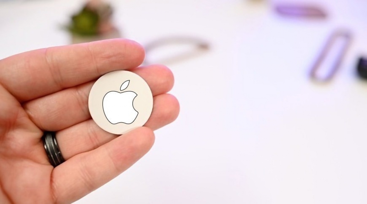 AirTags - phụ kiện theo dõi vật dụng cá nhân của Apple – dùng để gắn vào các vật dụng như chìa khóa hoặc túi. AirTags sẽ giúp tìm kiếm đồ thất lạc bằng ứng dụng Find My có sẵn trên iOS. Khác với các thiết bị theo dõi vật dụng khác, AirTags tận dụng cả công nghệ Bluetooth và Ultra Wideband để giúp xác định vị trí. Nếu bạn đánh rơi vật dụng ở nơi công cộng, những chiếc iPhone ở gần đó sẽ nhận được tín hiệu mã hóa từ phụ kiện và gửi tới máy của chủ sở hữu thông qua iCloud. Điều này sẽ giúp phạm vi tìm lại vật dụng gắn AirTags trở nên rộng hơn, mở ra phạm vi toàn cầu mà thậm chí không cần công nghệ GPS.