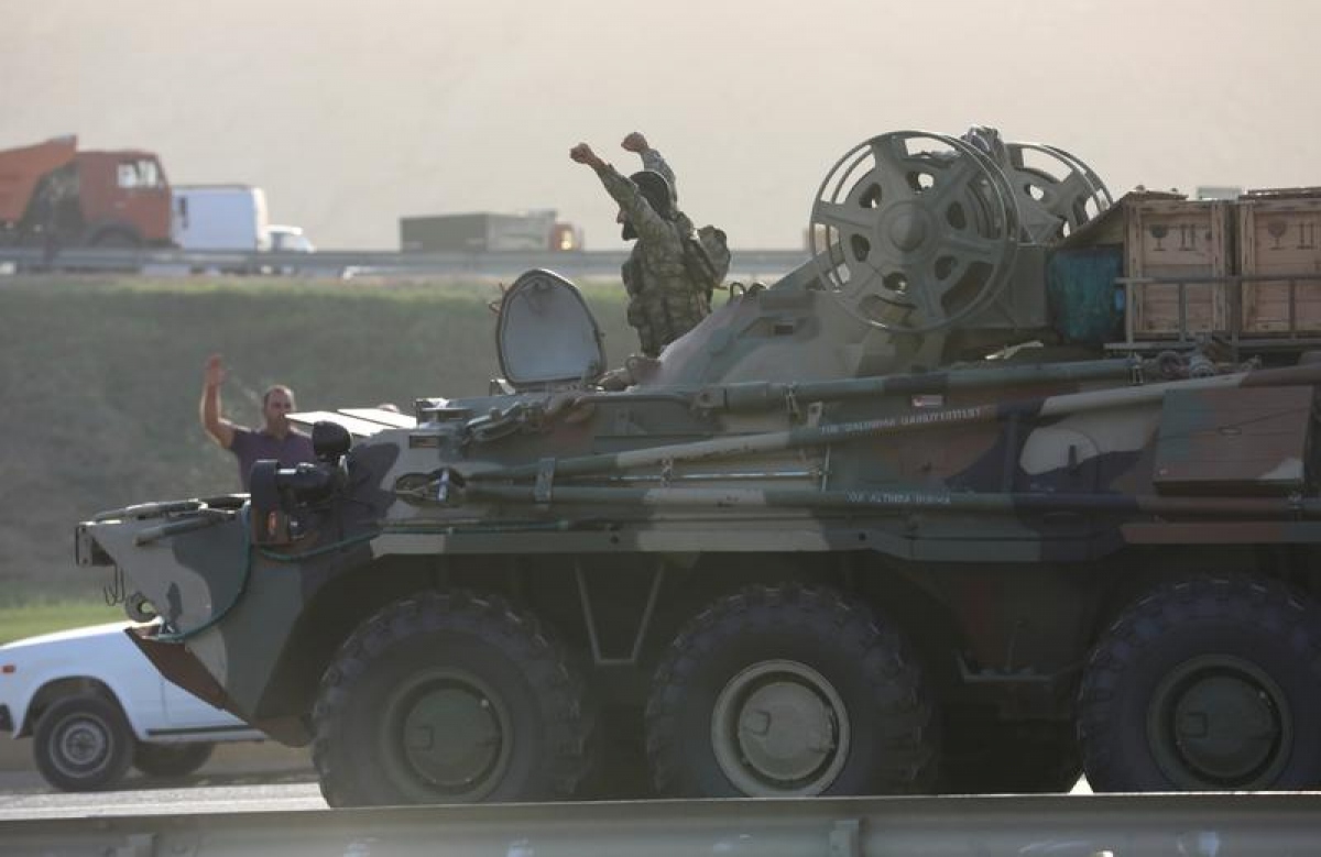 Xe thiết giáp của Azerbaijan trên đường ở Baku ngày 27/9/2020. Ảnh: Reuters
